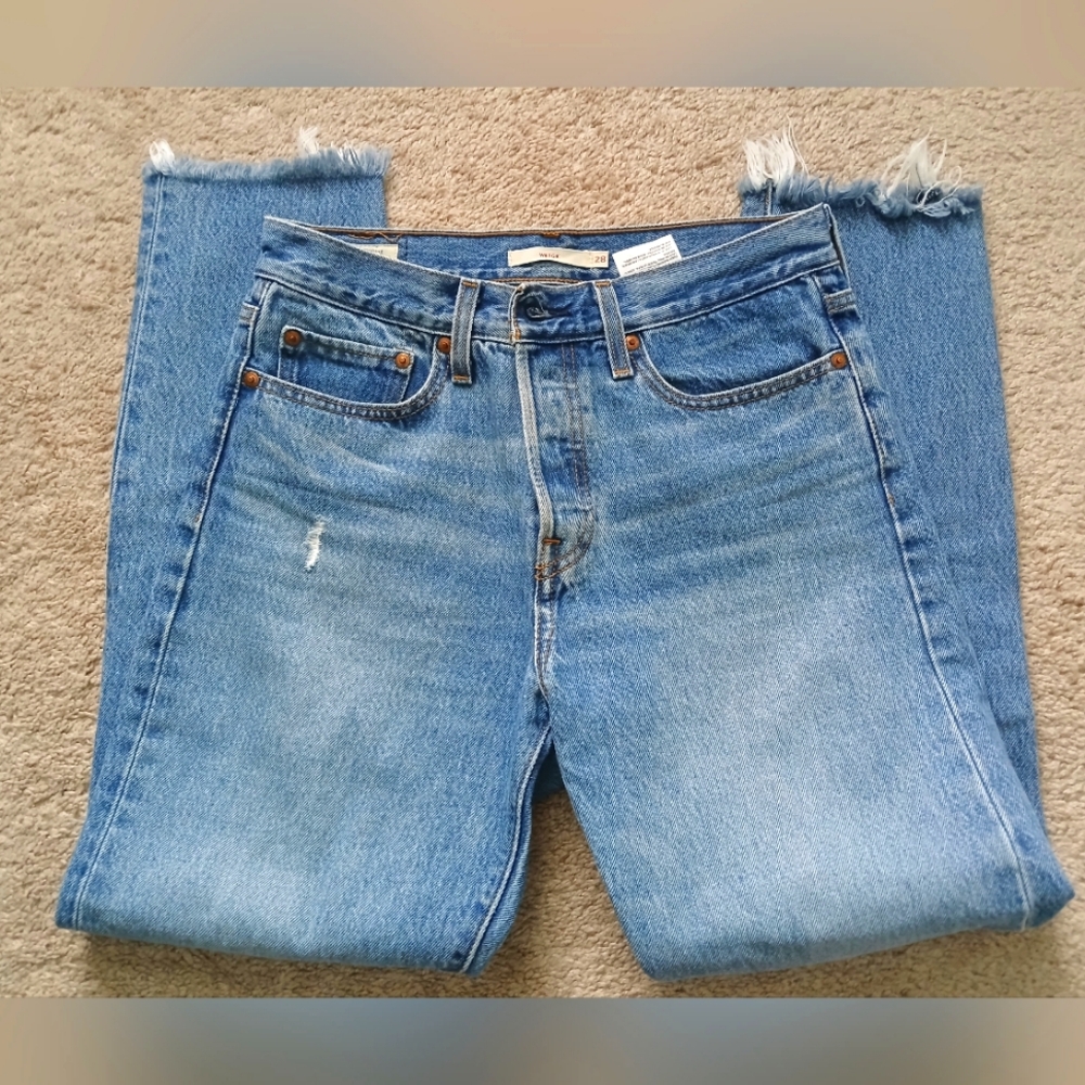 Levi Wedgie Straight Fit with Raw Hem and Distressing size 28